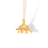 Cadena con estegosaurio vista diagonal